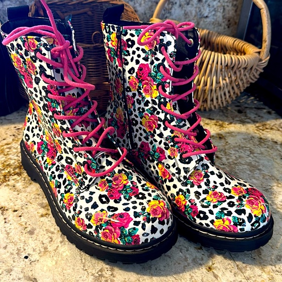 Betsey Johnson Shoes - BETSEY JOHNSON NWOB FLORAL COMBAT 🌸BOOTS💐